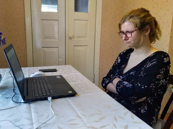 Оскорбленная Европейская Молодая Женщина Сидит Столом Работает Ноутбуке Дома — стоковое фото