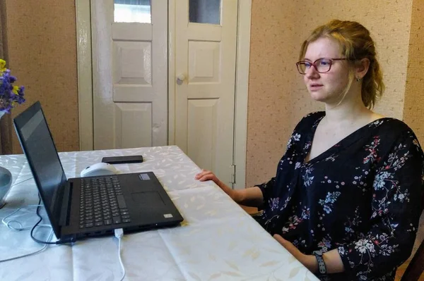 Mujer Joven Europea Con Cara Escéptica Sentarse Mesa Trabajar Ordenador —  Fotos de Stock
