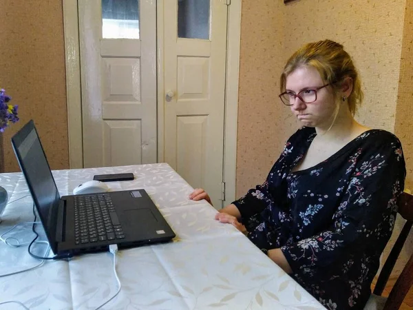 Enfadada Mujer Joven Europea Sentarse Mesa Trabajar Ordenador Portátil Casa — Foto de Stock