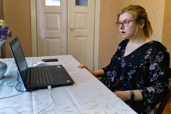 Mujer Joven Europea Asustada Sentarse Mesa Trabajar Ordenador Portátil Casa — Foto de Stock