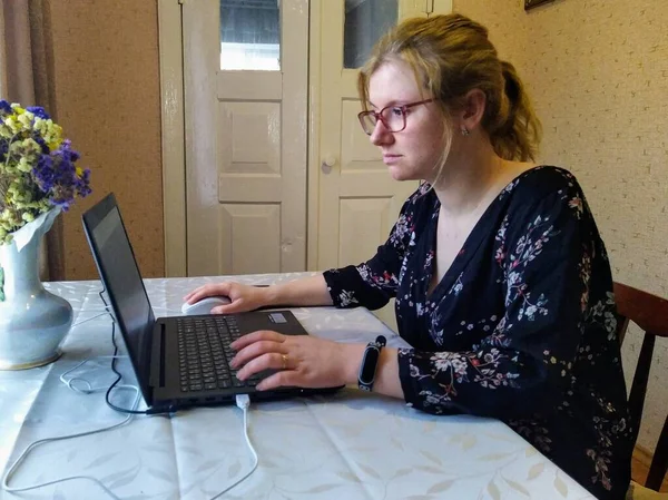 Traurige Junge Frau Sitzt Tisch Und Arbeitet Hause Laptop — Stockfoto
