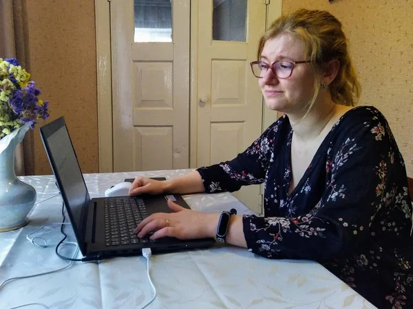 Ευρωπαία Νεαρή Γυναίκα Σκεπτικιστικό Πρόσωπο Κάθεται Στο Τραπέζι Και Εργάζεται — Φωτογραφία Αρχείου