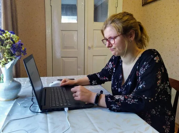 Προσβληθείσα Ευρωπαίος Νεαρή Γυναίκα Κάθεται Στο Τραπέζι Και Εργάζεται Φορητό — Φωτογραφία Αρχείου