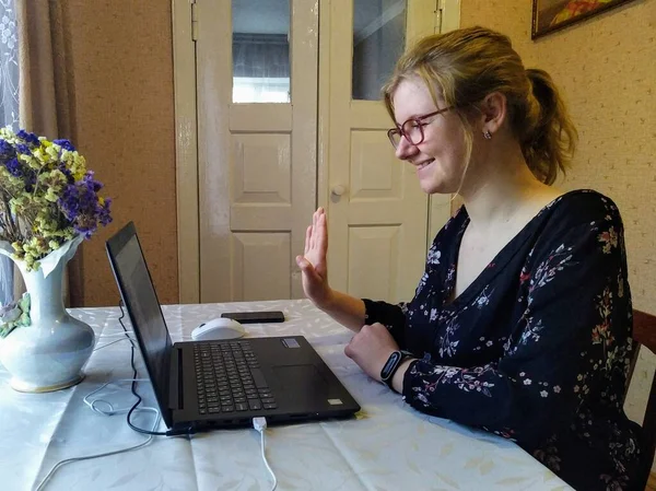 Европейская Молодая Женщина Сидит Столом Имеет Видеозвонок Машет Рукой Ноутбуке — стоковое фото