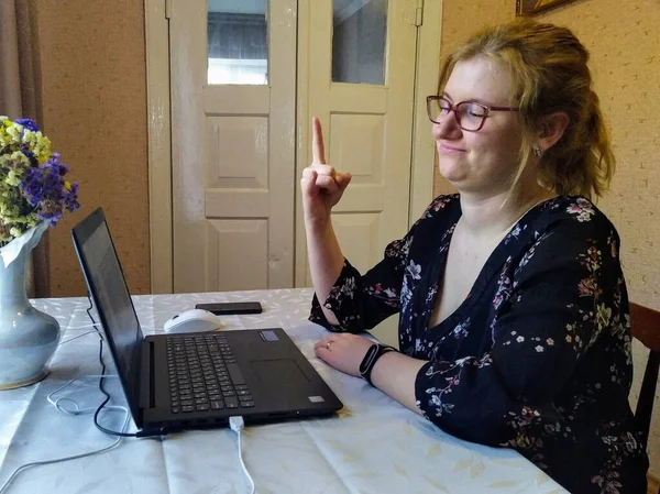 Mujer Joven Europea Sentarse Mesa Tener Videollamada Mostrar Signo Roca — Foto de Stock