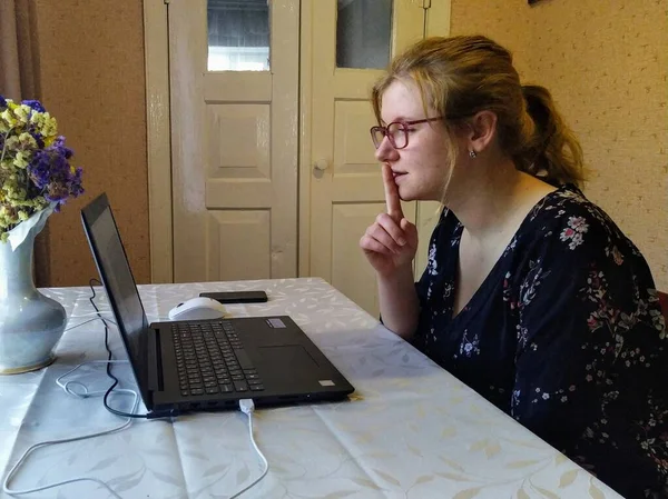 Mujer Joven Europea Sentarse Mesa Tener Videollamada Mostrar Signo Silencio — Foto de Stock