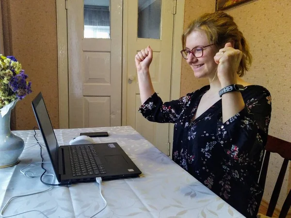 Éxito Europeo Joven Mujer Sentarse Mesa Tener Videollamada Ordenador Portátil —  Fotos de Stock