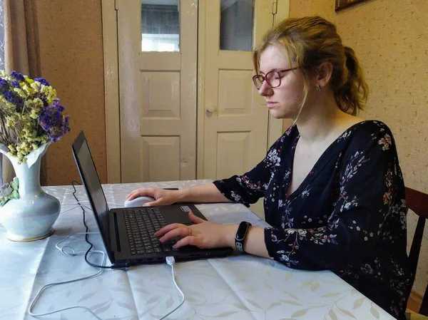 Європейська Молода Жінка Закритими Очима Сидить Столом Має Відеодзвінок Ноутбуці — стокове фото