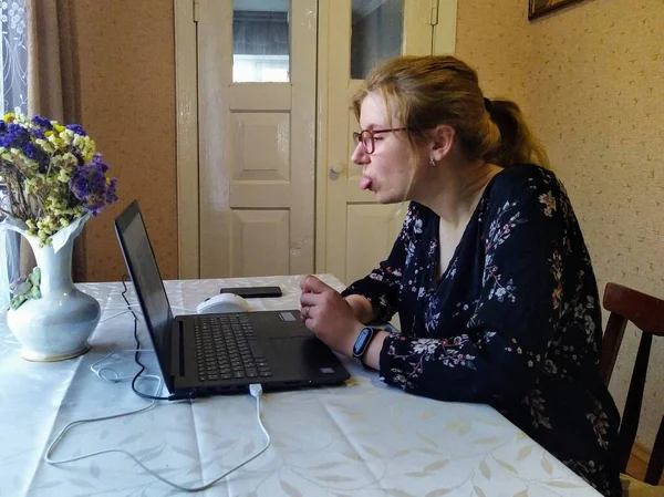 Mujer Joven Europea Sentarse Mesa Tener Videollamada Sobresalir Lengua Ordenador —  Fotos de Stock