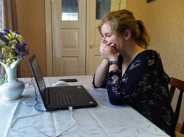 Ευρωπαϊκή Νεαρή Γυναίκα Κάθεται Στο Τραπέζι Έχουν Βιντεοκλήση Και Καλύπτει — Φωτογραφία Αρχείου