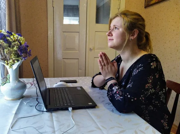 Europäische Junge Frau Sitzt Tisch Und Betet Während Sie Hause — Stockfoto