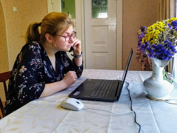 Konzentrierte Junge Frau Sitzt Tisch Spricht Smartphone Und Arbeitet Hause — Stockfoto