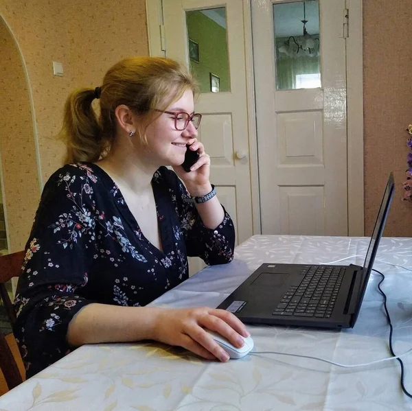 Sonriente Joven Europea Sentarse Mesa Hablar Teléfono Inteligente Trabajo Ordenador — Foto de Stock