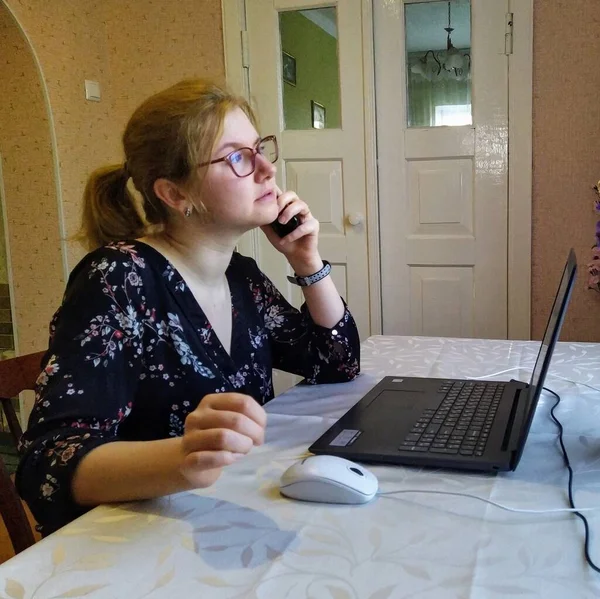 Mujer Joven Europea Reflexiva Sentarse Mesa Hablar Teléfono Inteligente Trabajo —  Fotos de Stock