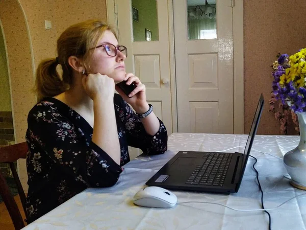 Mujer Joven Europea Pensativa Sentarse Mesa Hablar Teléfono Inteligente Trabajar — Foto de Stock