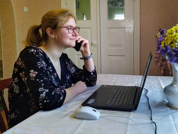 Mujer Joven Europea Feliz Sentarse Mesa Hablar Teléfono Inteligente Trabajar — Foto de Stock