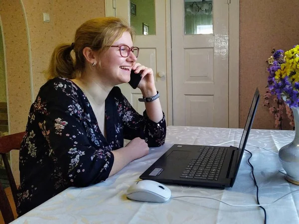 Riendo Mujer Joven Europea Sentarse Mesa Hablar Teléfono Inteligente Trabajo —  Fotos de Stock