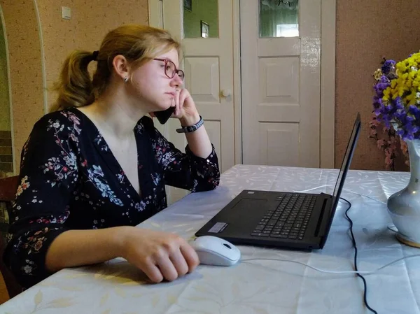 Depressive Junge Frau Sitzt Tisch Spricht Auf Smartphone Und Arbeitet — Stockfoto