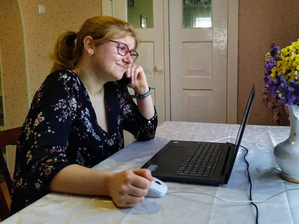 Ευρωπαία Νεαρή Γυναίκα Σκεπτικιστικό Πρόσωπο Κάθεται Στο Τραπέζι Μιλάει Στο — Φωτογραφία Αρχείου