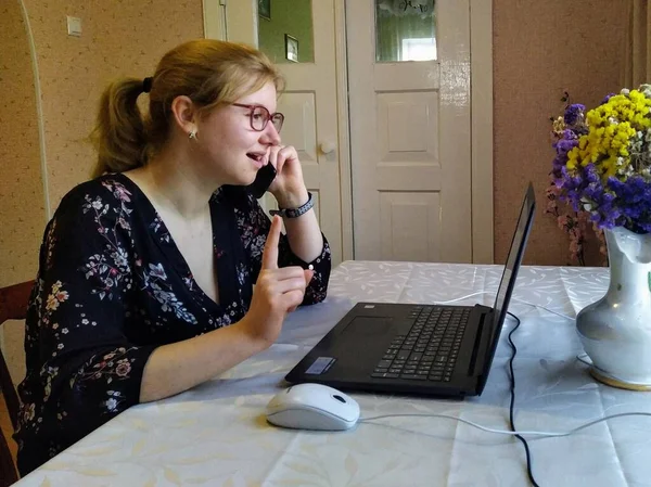 Ευρωπαϊκή Νεαρή Γυναίκα Την Ιδέα Κάθονται Στο Τραπέζι Μιλούν Στο — Φωτογραφία Αρχείου