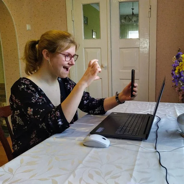 Mujer Joven Europea Sentarse Mesa Tener Videollamada Mostrar Gesto Teléfono — Foto de Stock