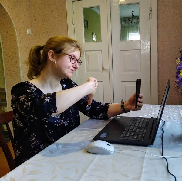 Mujer Joven Europea Sentarse Mesa Tener Videollamada Mostrar Pulgar Hacia —  Fotos de Stock