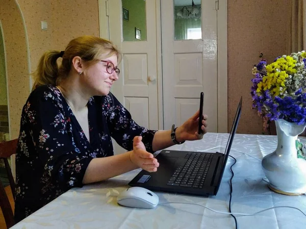 Ευρωπαϊκή Νεαρή Γυναίκα Χειρονομία Shrug Καθίσει Στο Τραπέζι Έχουν Βιντεοκλήση — Φωτογραφία Αρχείου