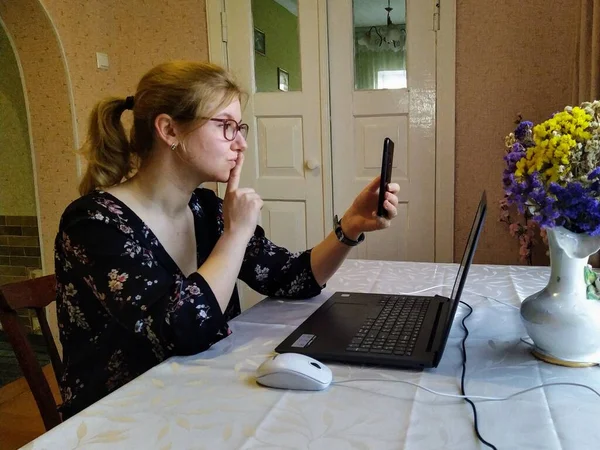 Europäische Junge Frau Sitzt Tisch Hat Videoanruf Und Zeigt Schweigezeichen — Stockfoto