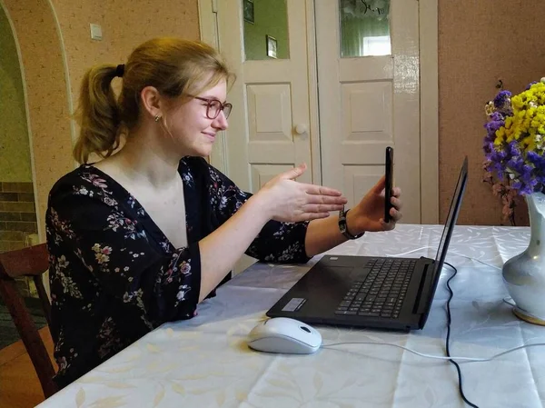 Европейская Молодая Женщина Сидит Столом Имеет Видео Звонок Показать Жест — стоковое фото