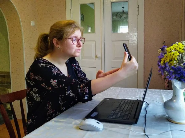 Європейська Молода Жінка Сидить Столом Дзвонить Відео Показує Будь Ласка — стокове фото