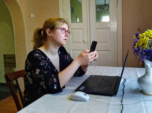 Mujer Joven Europea Con Cara Escéptica Sentarse Mesa Tener Videollamada — Foto de Stock
