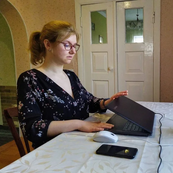 Mujer Joven Europea Sentarse Mesa Ordenador Portátil Abierto Casa —  Fotos de Stock