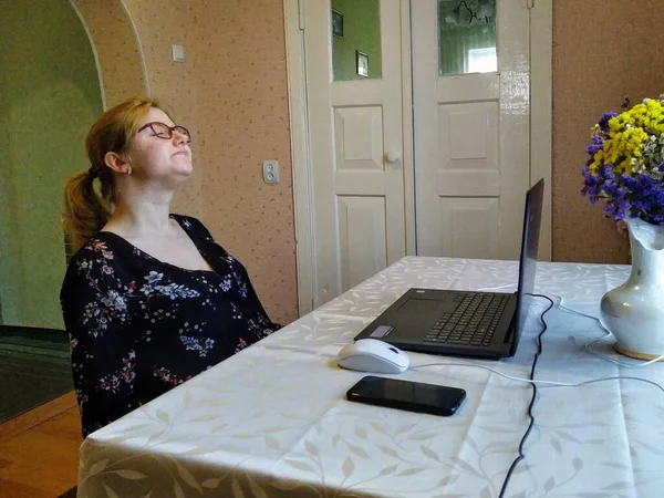 Europese Jonge Vrouw Zitten Aan Tafel Slapen Terwijl Het Werk — Stockfoto