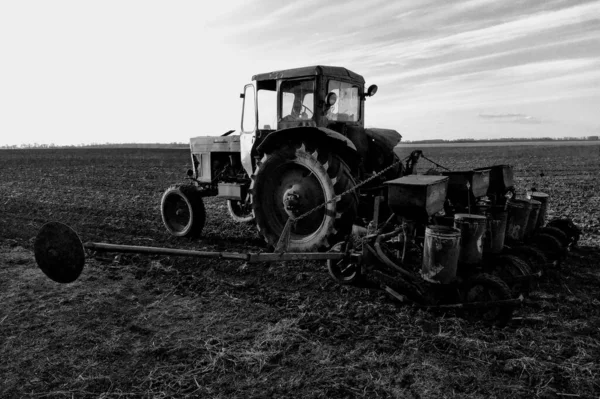 Photo Noir Blanc Vieux Tracteur Travaillant Sur Terrain Rural Printemps — Photo