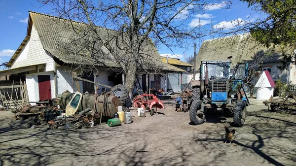 春天里 农村有拖拉机的农庄 — 图库照片