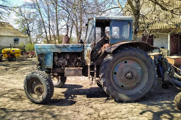 Фермерский Двор Трактором Сельской Местности Весенний Сезон — стоковое фото