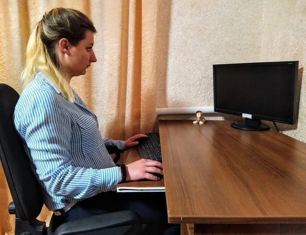 Odaklanmış Avrupalı Genç Kadın Masada Oturup Evdeki Bilgisayarda Çalışıyor — Stok fotoğraf