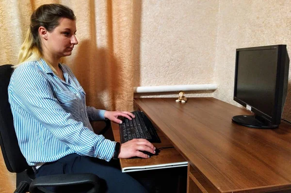 Enfocado Europeo Joven Mujer Sentarse Mesa Trabajar Ordenador Casa —  Fotos de Stock