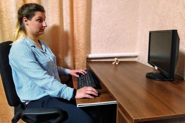 Zaskoczona Młoda Europejka Siedzi Przy Stole Pracuje Komputerze Domu — Zdjęcie stockowe