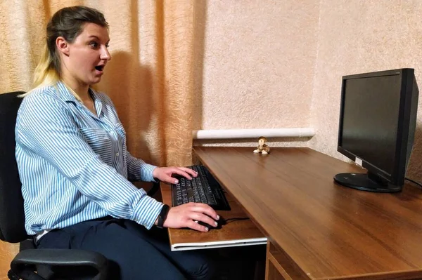Shocked European Young Woman Sit Table Work Computer Home — Stock Photo, Image