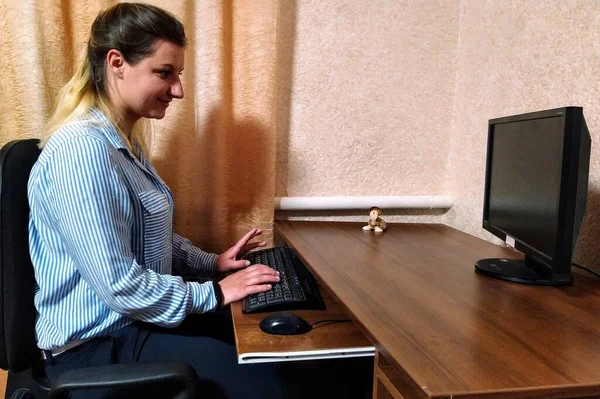 Feliz Joven Europea Sentarse Mesa Trabajar Ordenador Casa — Foto de Stock