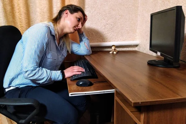 Αναστατωμένη Ευρωπαϊκή Νεαρή Γυναίκα Κάθεται Στο Τραπέζι Και Εργάζεται Στον — Φωτογραφία Αρχείου