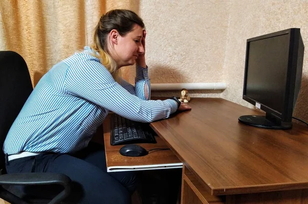 Tatminsiz Avrupalı Genç Kadın Masada Oturup Evdeki Bilgisayarda Çalışıyor — Stok fotoğraf