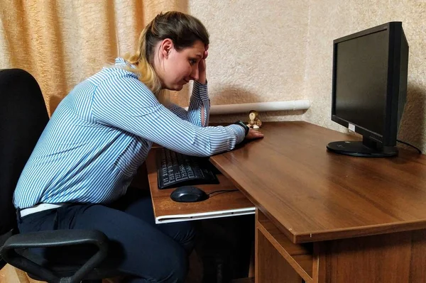 Tatminsiz Avrupalı Genç Kadın Masada Oturup Evdeki Bilgisayarda Çalışıyor — Stok fotoğraf