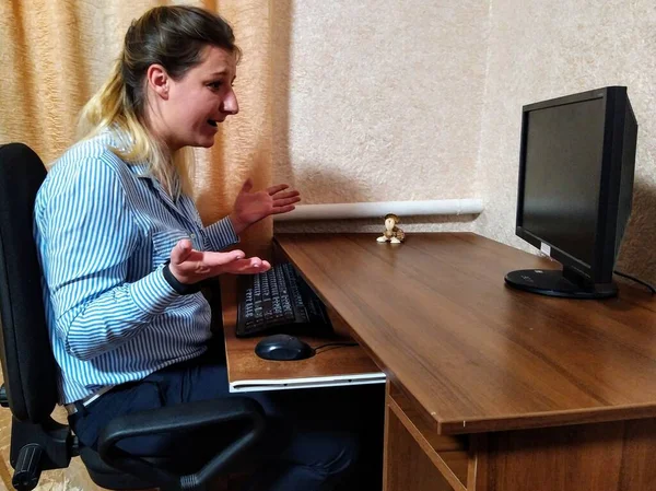 Προσβληθείσα Ευρωπαίος Νεαρή Γυναίκα Κάθεται Στο Τραπέζι Και Εργάζεται Στον — Φωτογραφία Αρχείου