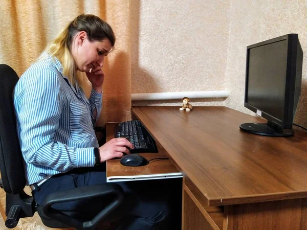 Θλιβερή Ευρωπαϊκή Νεαρή Γυναίκα Κάθεται Στο Τραπέζι Και Εργάζεται Στον — Φωτογραφία Αρχείου