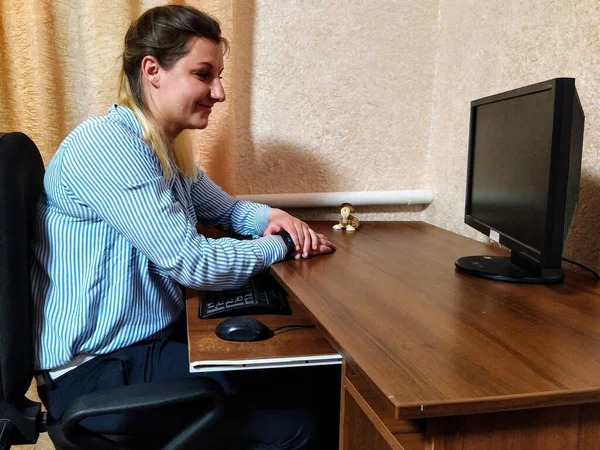 Sly Ευρωπαϊκή Νεαρή Γυναίκα Κάθονται Στο Τραπέζι Και Εργαστούν Στον — Φωτογραφία Αρχείου