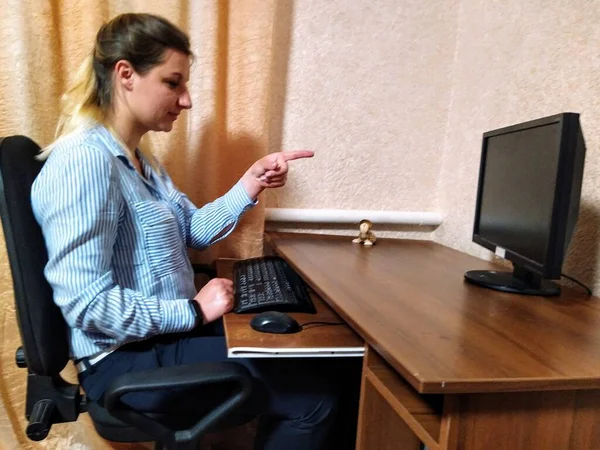 Europese Jonge Vrouw Zitten Aan Tafel Hebben Video Call Wijzen — Stockfoto