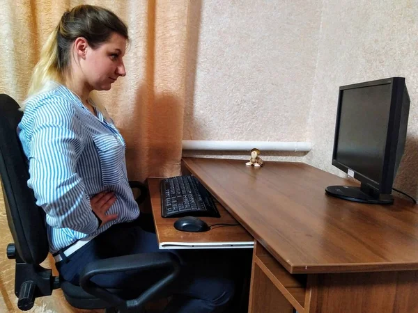 Evropská Mladá Žena Rukou Bok Sedí Stolu Mají Videohovor Počítači — Stock fotografie