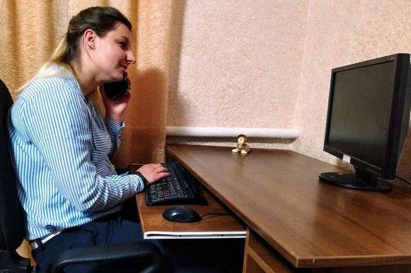 Lächelnde Junge Frau Sitzt Tisch Spricht Auf Smartphone Und Arbeitet — Stockfoto